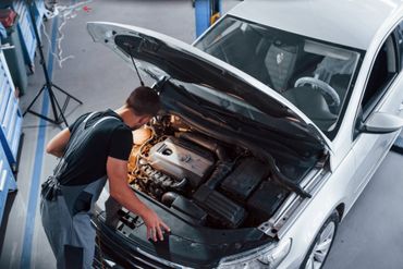 homme répare une voiture